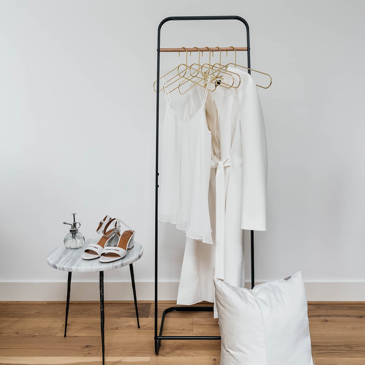 gantungan baju minimalis untuk mempercantik lemari anda